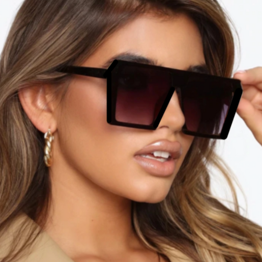 CELEBRITY SHADES + CASE Envy Sunglasses